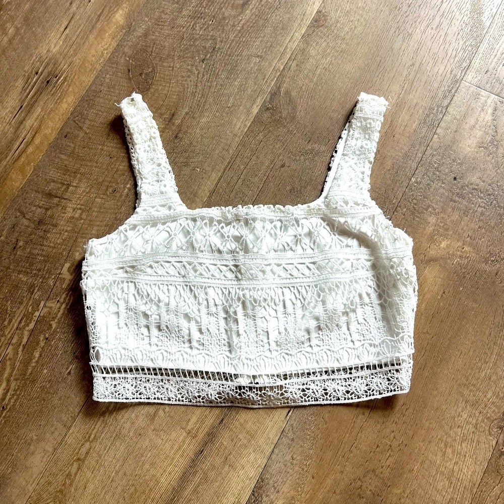 🤍 Lulus White Cropped Zip-Up Tank Top – Size M (NWOT)
